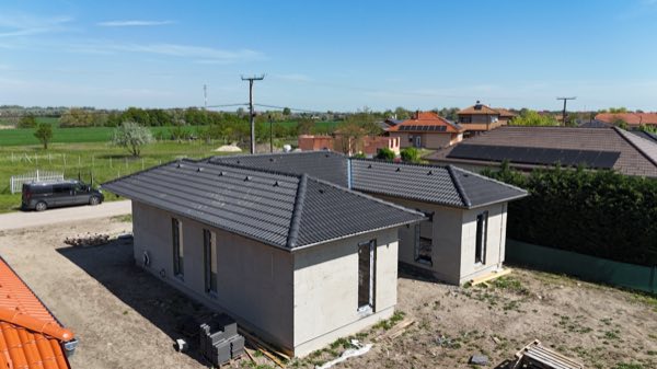 Vakolt homlokzat az elkészült SIP panel családi házon.