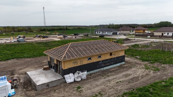 Tetőlécezés és a cserépfedés előkészítése SIP panel házon.